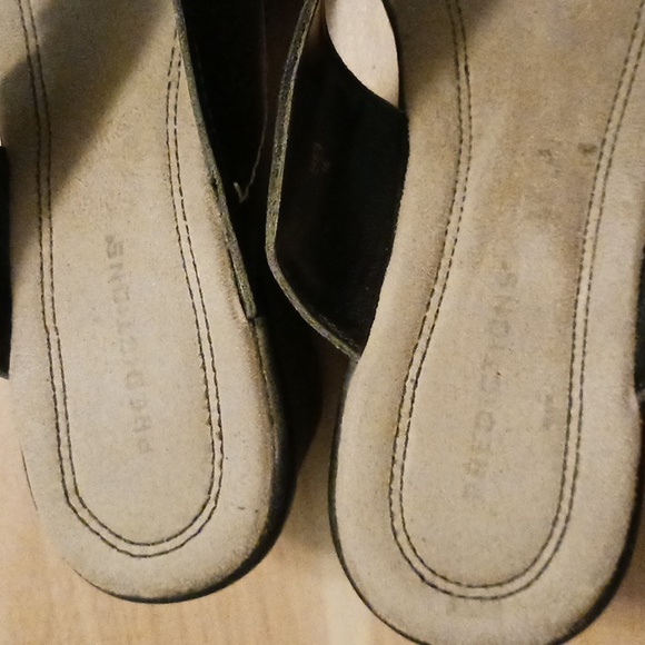 Predictions "Meridith" Black Thong Sandals in Size 7.5 - Picture 11 of 16